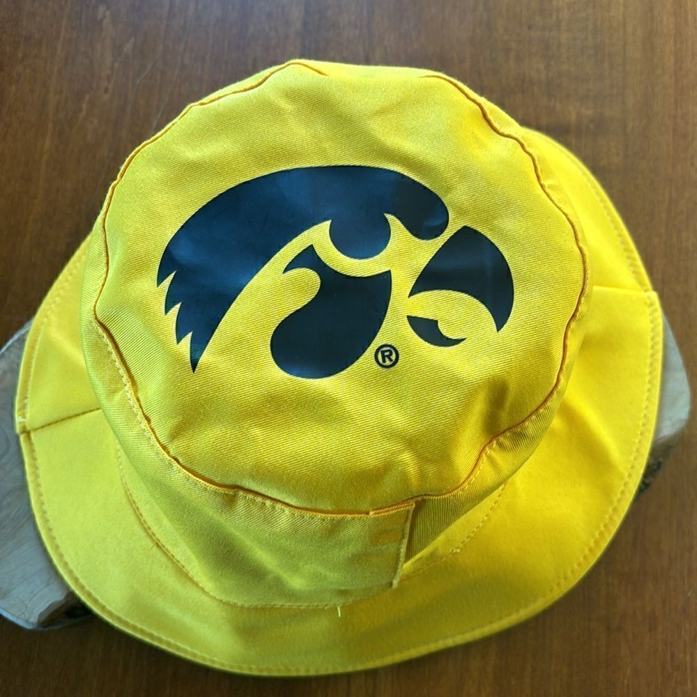 Iowa Hawkeyes Nylon Reversible Bucket Hat - Picture 4 of 5